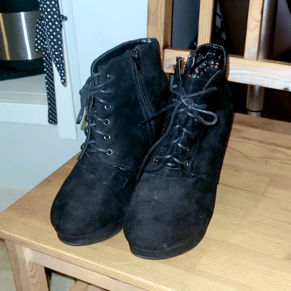 Really sweet lace-up, black wedged heel ankle boot. - Picture 3 of 3